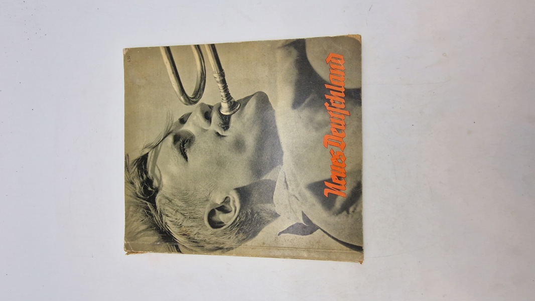 Original bog - Neues Deutschland: Ein Bildbuch für Die Auslandsdeutsche Jugend" (Nye Tyskland: En billedbog for tysk ungdom i udlandet). 
