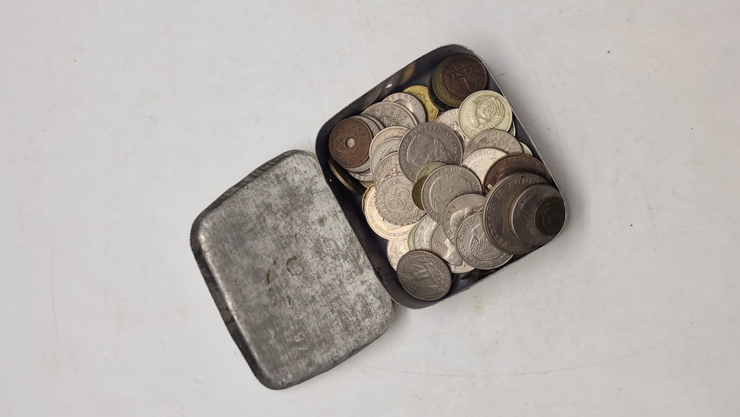 Samling diverse mønter i æske