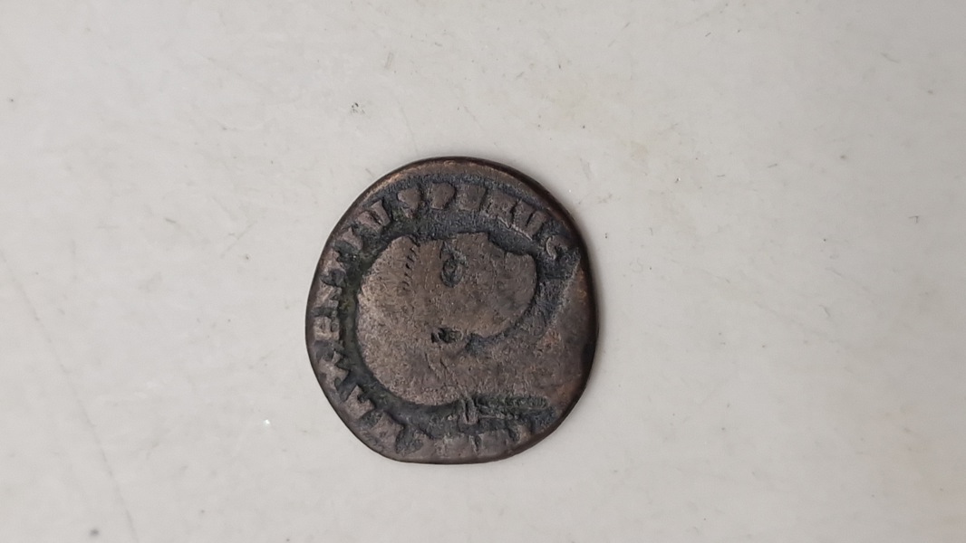 Original romersk mønt AE2 Maiorina fra kejser Gratians regeringstid (367-383 e.Kr.). Mønten bærer inskriptionen "REPARATIO REIPVB" (genoprettelse af staten). 
