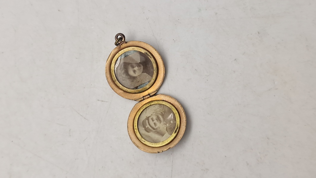 Vedhæng til halskæde med husbond & hustru (Bemærk det er et soldater foto) 