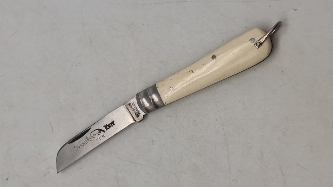 Otter svane kniv anvendt af civilforsvaret 