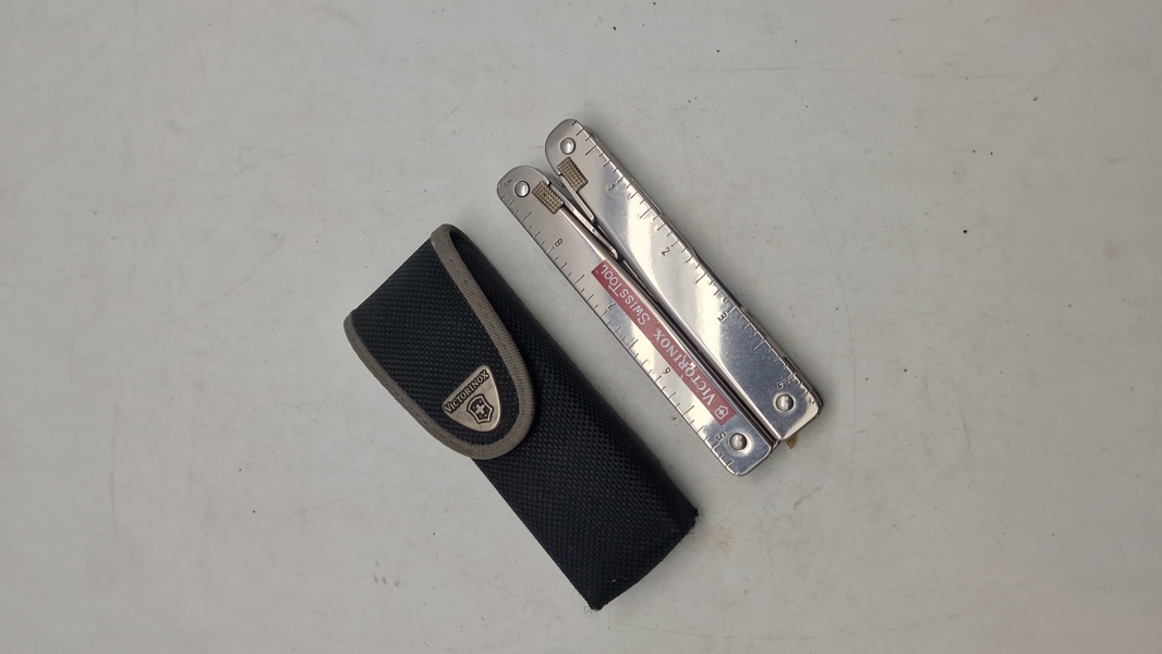 Victorinox multitool 