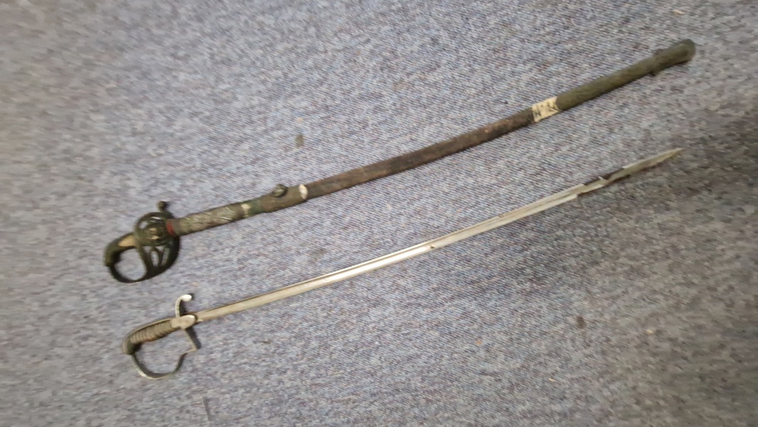 Marine og 1910 sabel til reservedele 