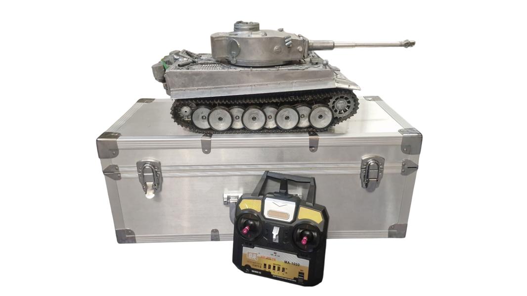 Kæmpe Ekstremt veludført model af tysk kampvogn af metal som kan køre mm.