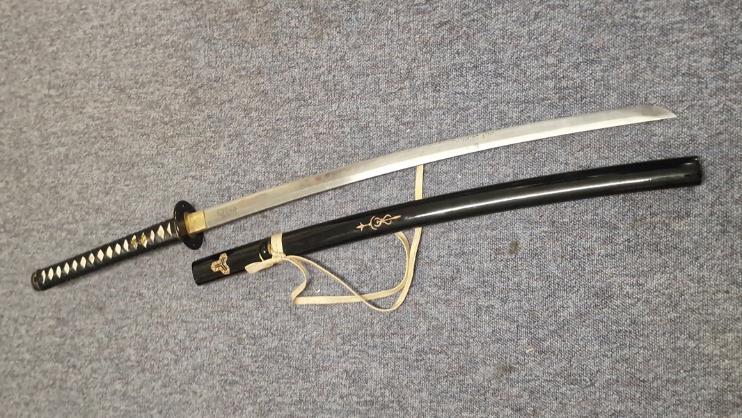 Nyere veludført Katana , med skarp klinge