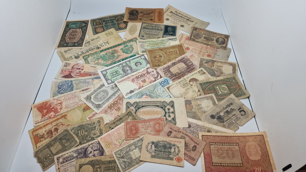 Stor samling pengesedler 