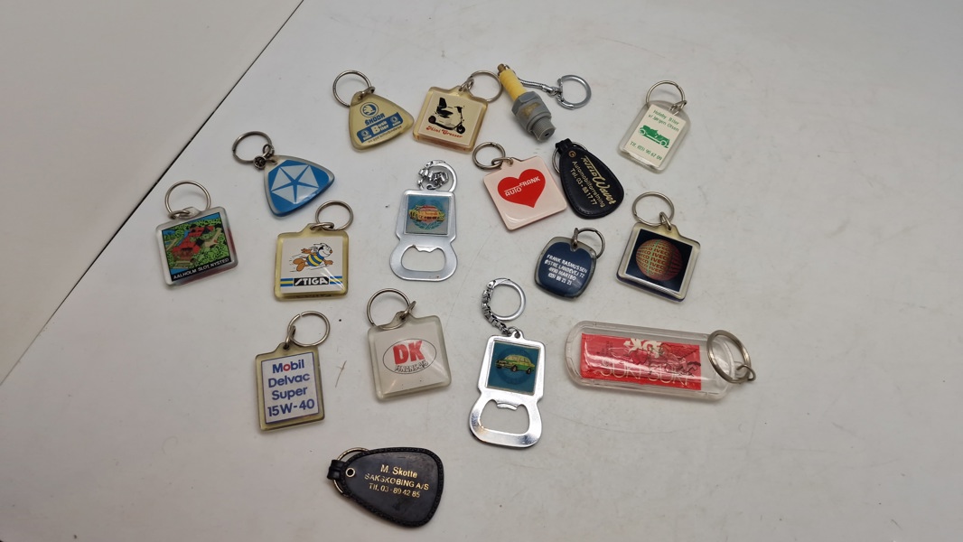 Samling bil nøgleringe mm. 