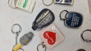 Samling bil nøgleringe mm. 