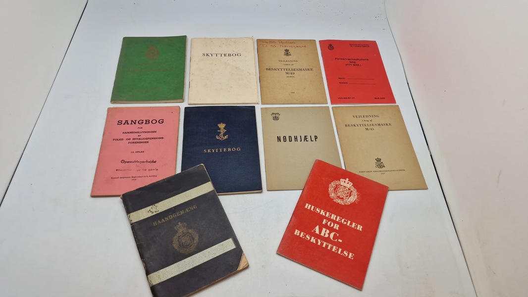 Samling lærebøger mm fra forsvaret 