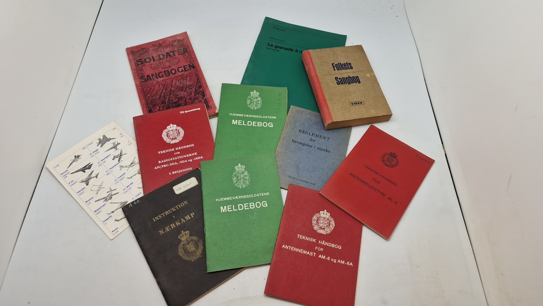 Samling lærebøger fra forsvaret 