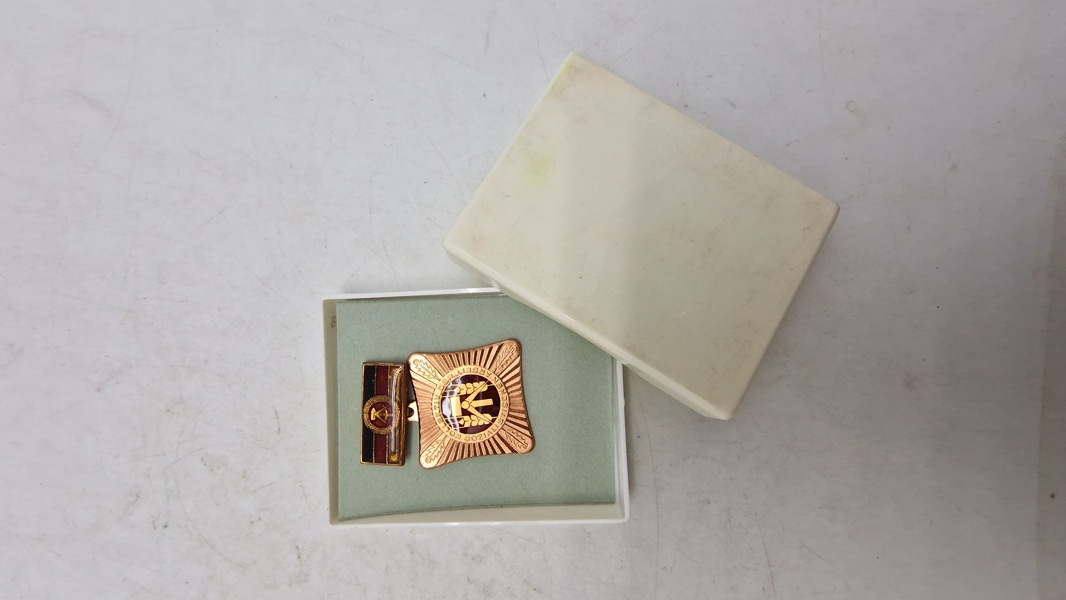 Original medalje med æske, Kollektivet for Socialistisk Arbejde" (Kollektiv der sozialistischen Arbeit). 