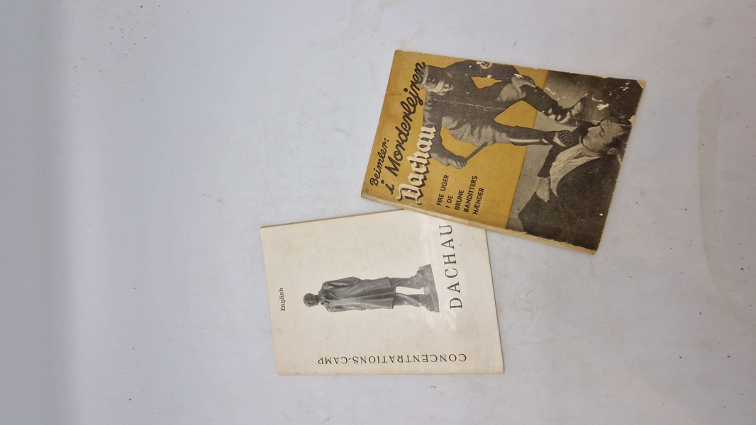 Hæfter omhandlende Dachau KZ lejr