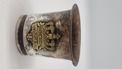 Bægre med påsatte regimentsmærker fra Kongens Jyske Fodregiment