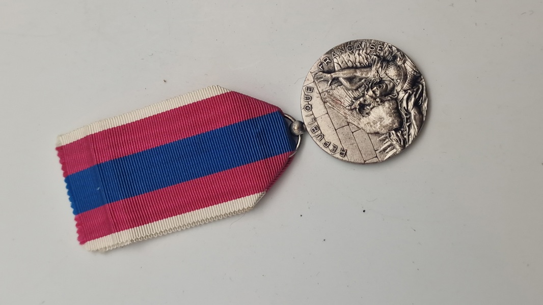 Original fransk forsvarsmedalje (Médaille de la Défense nationale).