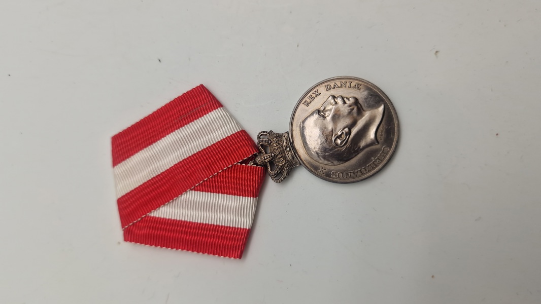 Original Kong Christian den X.s Frihedsmedalje, også kendt som "Pro Dania"-medaljen. Den blev indstiftet for at hædre personer, der ydede en særlig indsats for Danmark under Anden Verdenskrig