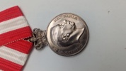 Original Kong Christian den X.s Frihedsmedalje, også kendt som "Pro Dania"-medaljen. Den blev indstiftet for at hædre personer, der ydede en særlig indsats for Danmark under Anden Verdenskrig