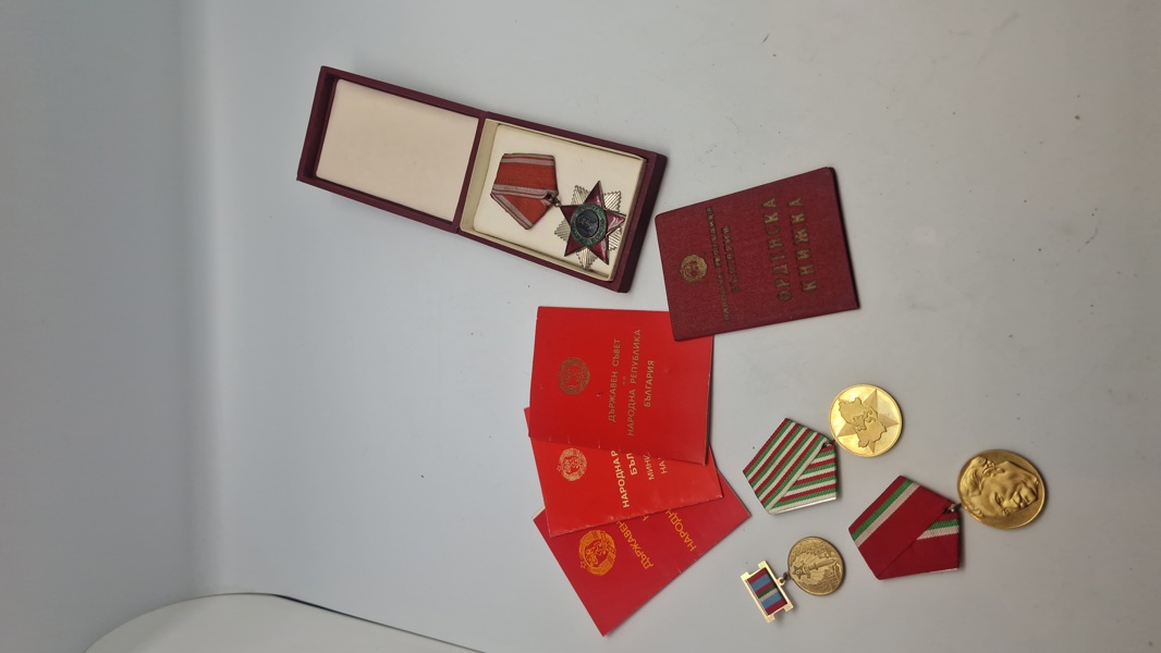 Samling originale Bulgarske  medaljer og tildelingsbeviser fra samme mand