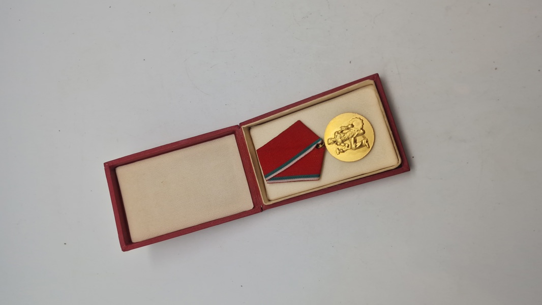 Original Bulgaria Republic Order of the Red Banner of Labour), som blev uddelt til bulgarske og udenlandske civile