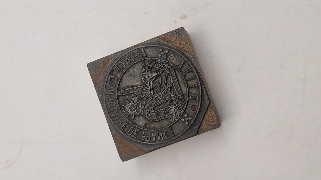Sjældent originalt stempel fra franske konsulat, med teksten "AGENCE CONSULAIRE DE FRANCE" og "VEILLE" 