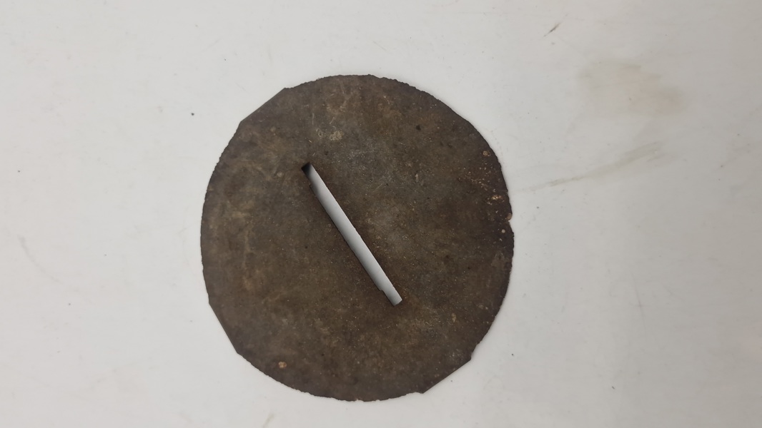 Sjælden tysk mørklægnings dækplade for motorcykel, jordfund fra fronten 