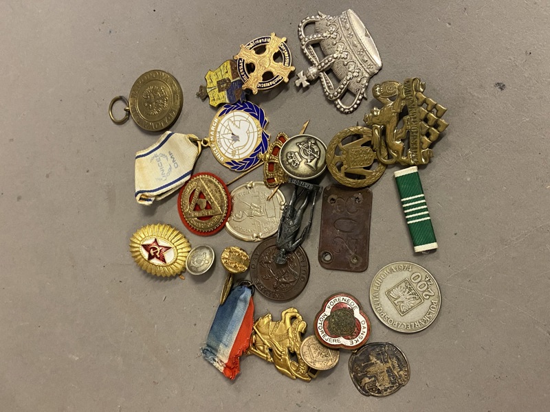 Lot diverse pins og medaljer 