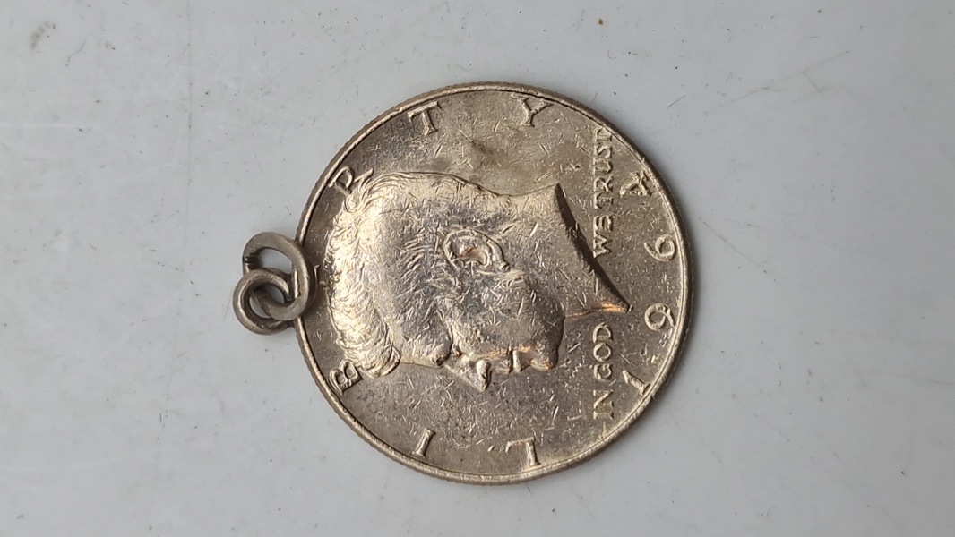Kennedy half dollar-mønt fra 1964, som er lavet til et vedhæng. Sølv 