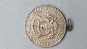 Kennedy half dollar-mønt fra 1964, som er lavet til et vedhæng. Sølv 
