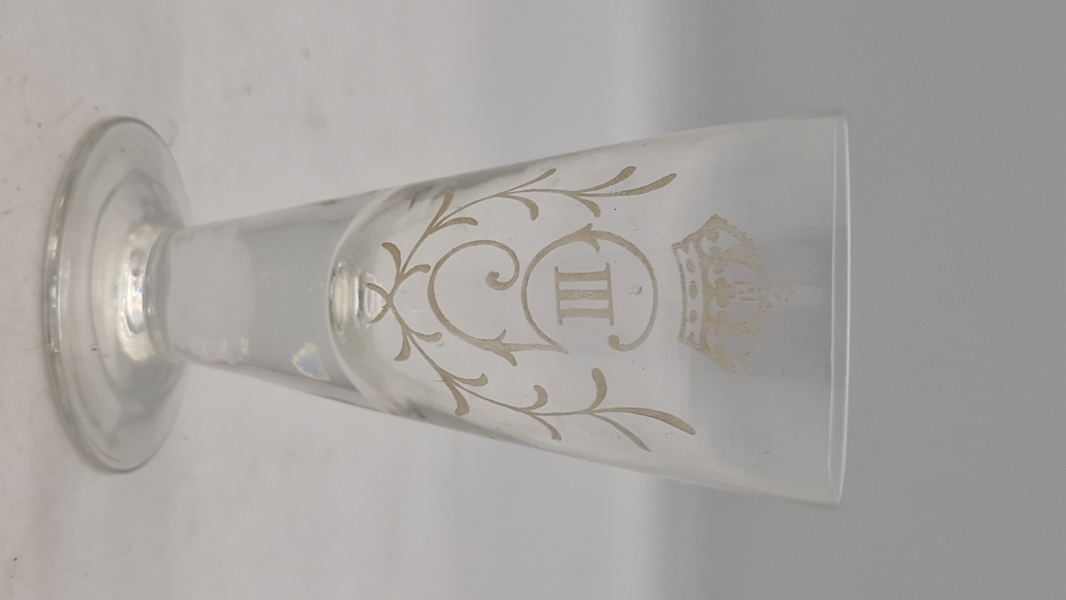 Originalt snapseglas, reijmyre med Gustav III's monogram. 20. århundrede.