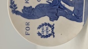 Original mindeplatte fra Royal Copenhagen fra 1898, designet af Arnold Krog. Den blev udgivet i anledning af 50-året for krigen i 1848