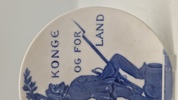 Original mindeplatte fra Royal Copenhagen fra 1898, designet af Arnold Krog. Den blev udgivet i anledning af 50-året for krigen i 1848