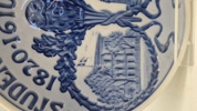 Original mindeplatte fra Royal Copenhagen, der blev udgivet i 1920 for at fejre 100-års jubilæet for Studenterforeningen