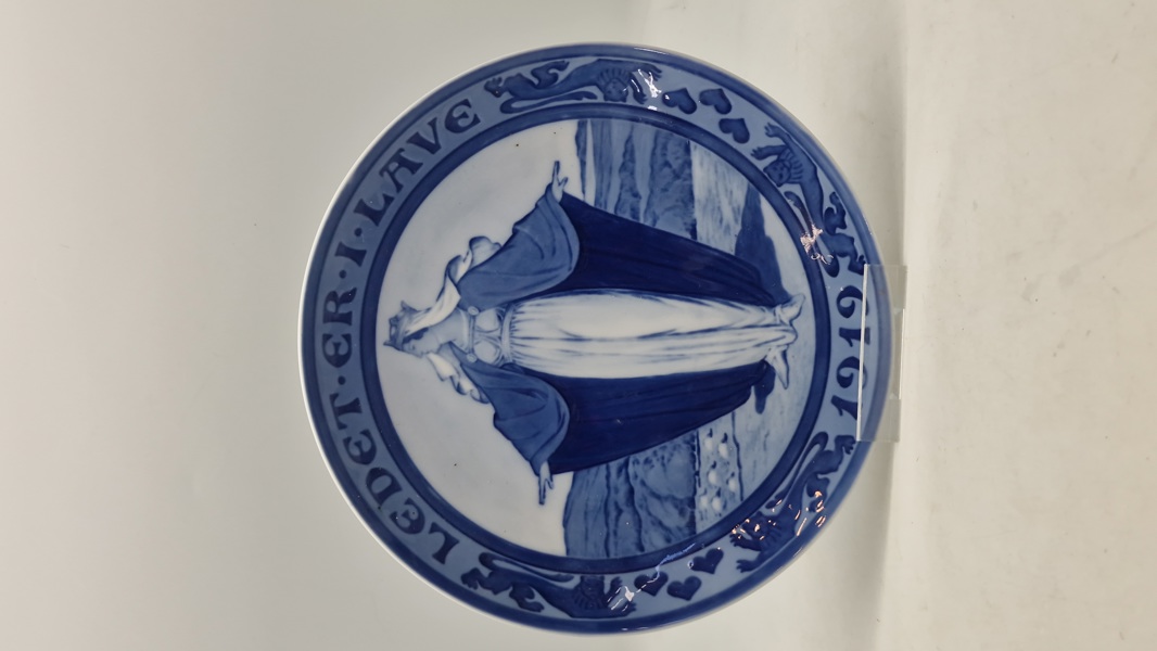 Original mindeplatte fra Royal Copenhagen fra 1919. Den blev designet af Oluf Jensen og kaldes også "Børnehjælpsdagsplatten"