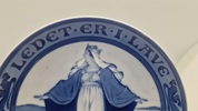 Original mindeplatte fra Royal Copenhagen fra 1919. Den blev designet af Oluf Jensen og kaldes også "Børnehjælpsdagsplatten"