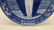 Original mindeplatte fra Royal Copenhagen fra 1919. Den blev designet af Oluf Jensen og kaldes også "Børnehjælpsdagsplatten"