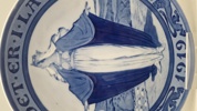 Original mindeplatte fra Royal Copenhagen fra 1919. Den blev designet af Oluf Jensen og kaldes også "Børnehjælpsdagsplatten"