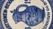 Original erindringsplade fra Royal Copenhagen, der blev udgivet i 1918 i anledning af 100-års jubilæet for Korporationen af Beværtere i København og Omegn
