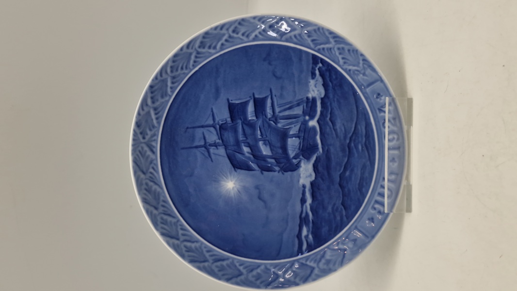 Original Royal Copenhagen juleplatte fra 1924. Platten er designet af Christian Benjamin-Olsen og har titlen "Tomastet skonnert på havet julenat"
