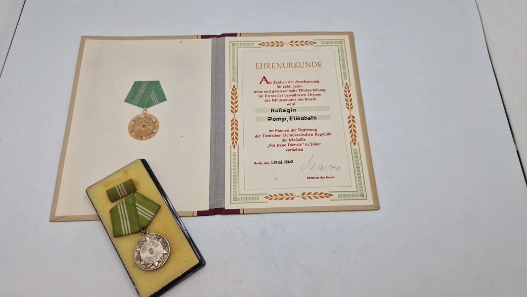 DDR Original Medalje for tro tjeneste i Nationale Volksarmee" (National Folkearmé) samt urkunde 