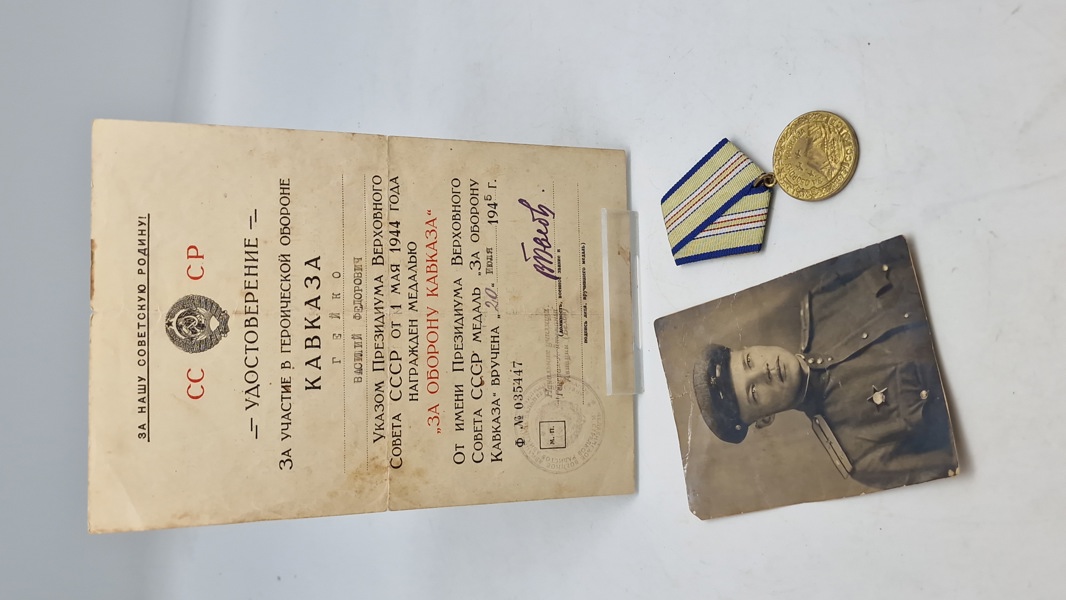 Original Medalje for forsvaret af Kaukasus" (russisk: "За оборону Кавказа") med foto og urkunde 