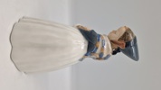 Original porcelænsfigur fra Royal Copenhagen, der forestiller en pige i amagerdragt, kendt som "Amagerpige"