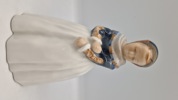 Original porcelænsfigur fra Royal Copenhagen, der forestiller en pige i amagerdragt, kendt som "Amagerpige"