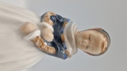 Original porcelænsfigur fra Royal Copenhagen, der forestiller en pige i amagerdragt, kendt som "Amagerpige"