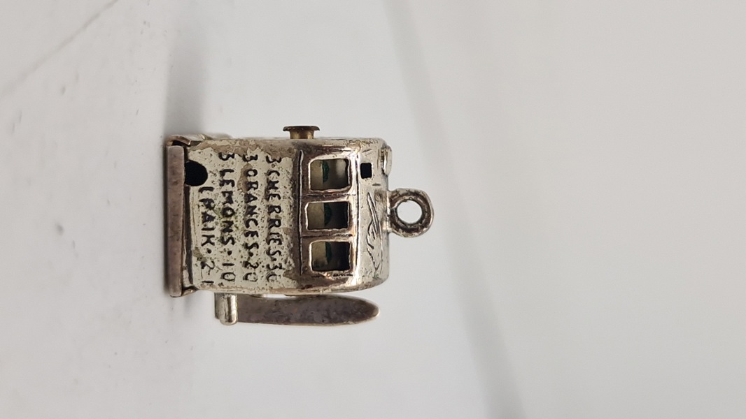 Vedhæng af 925 sterlingsølv, forstillende spillemaskine 