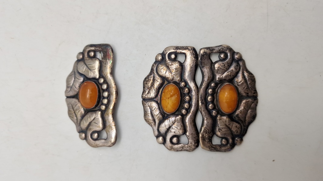 Sjældent skønvirke bæltespænde og broche med rav indlæg. 830 sølv 