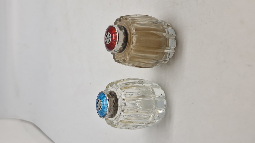 Salt og pepper sæt, Meka med låg af 925 sterlingsølv belagt med emalje 