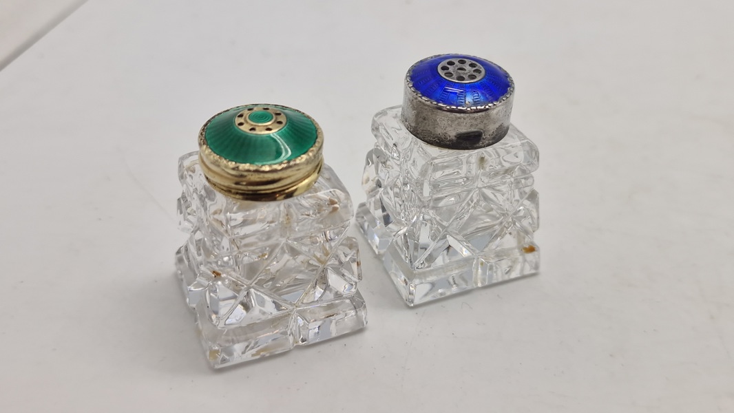 Salt og pepper sæt, Meka, og Norge  med låg af 925 sterlingsølv belagt med emalje 