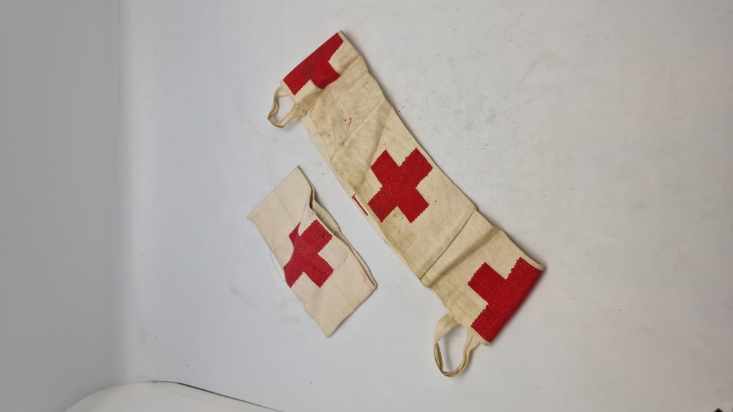 Samarit armbind og hjelmomslag