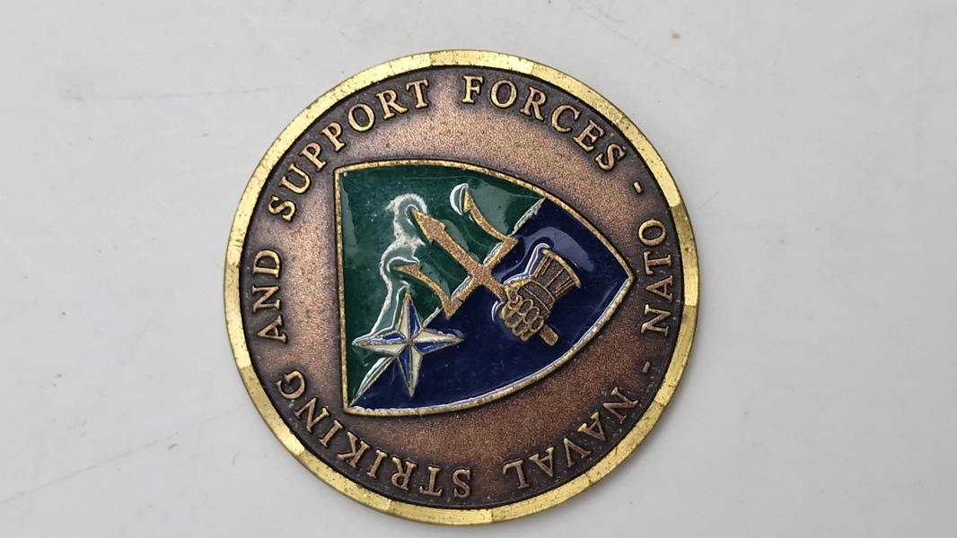 Original "challenge coin" fra Naval Striking and Support Forces NATO (STRIKFORNATO)