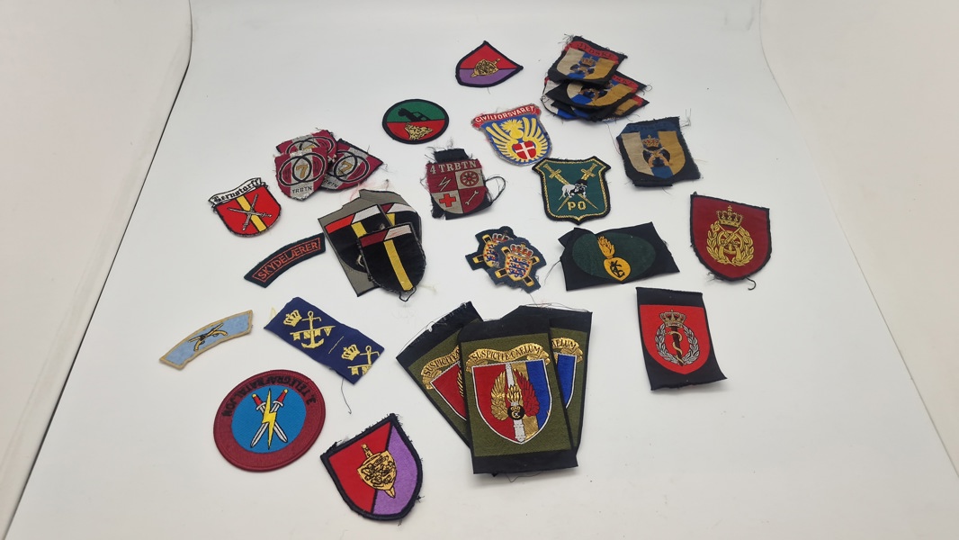 Samling originale militære mærker