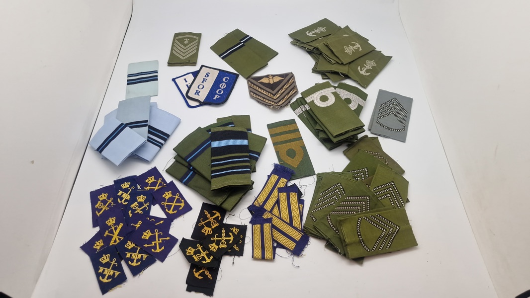 Samling originale militære mærker